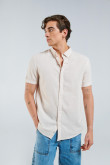 camisa-unicolor-con-cuello-button-down-y-bordado-decorativo-en-frente