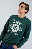 Buzo verde con diseño college de Brooklyn y cuello redondo