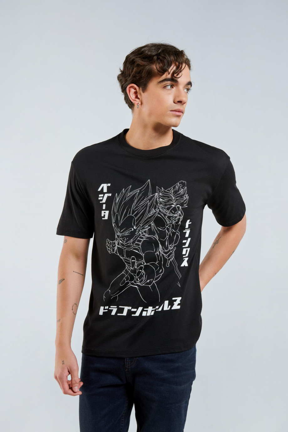 Camiseta negra con manga corta y diseño lineal blanco de Dragon Ball Z