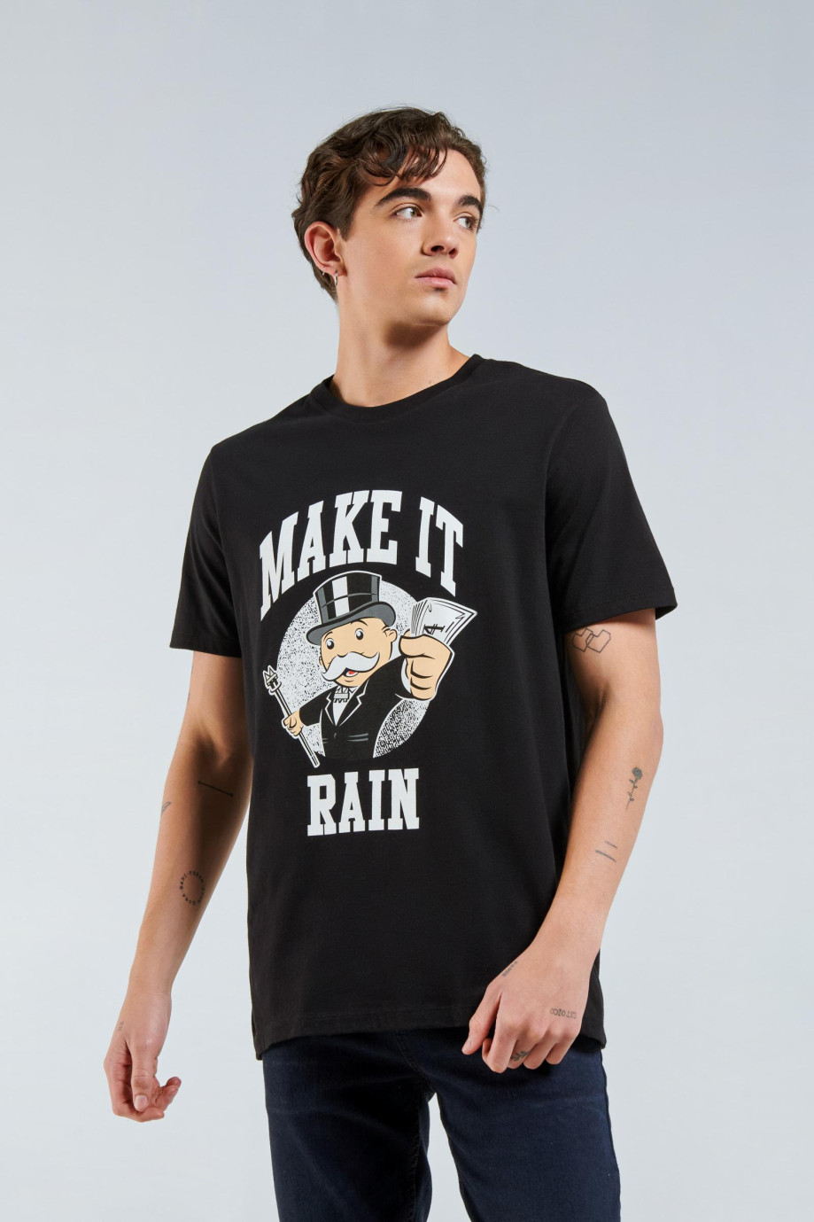 Camiseta oversize manga corta negra con diseño en frente de Monopolio