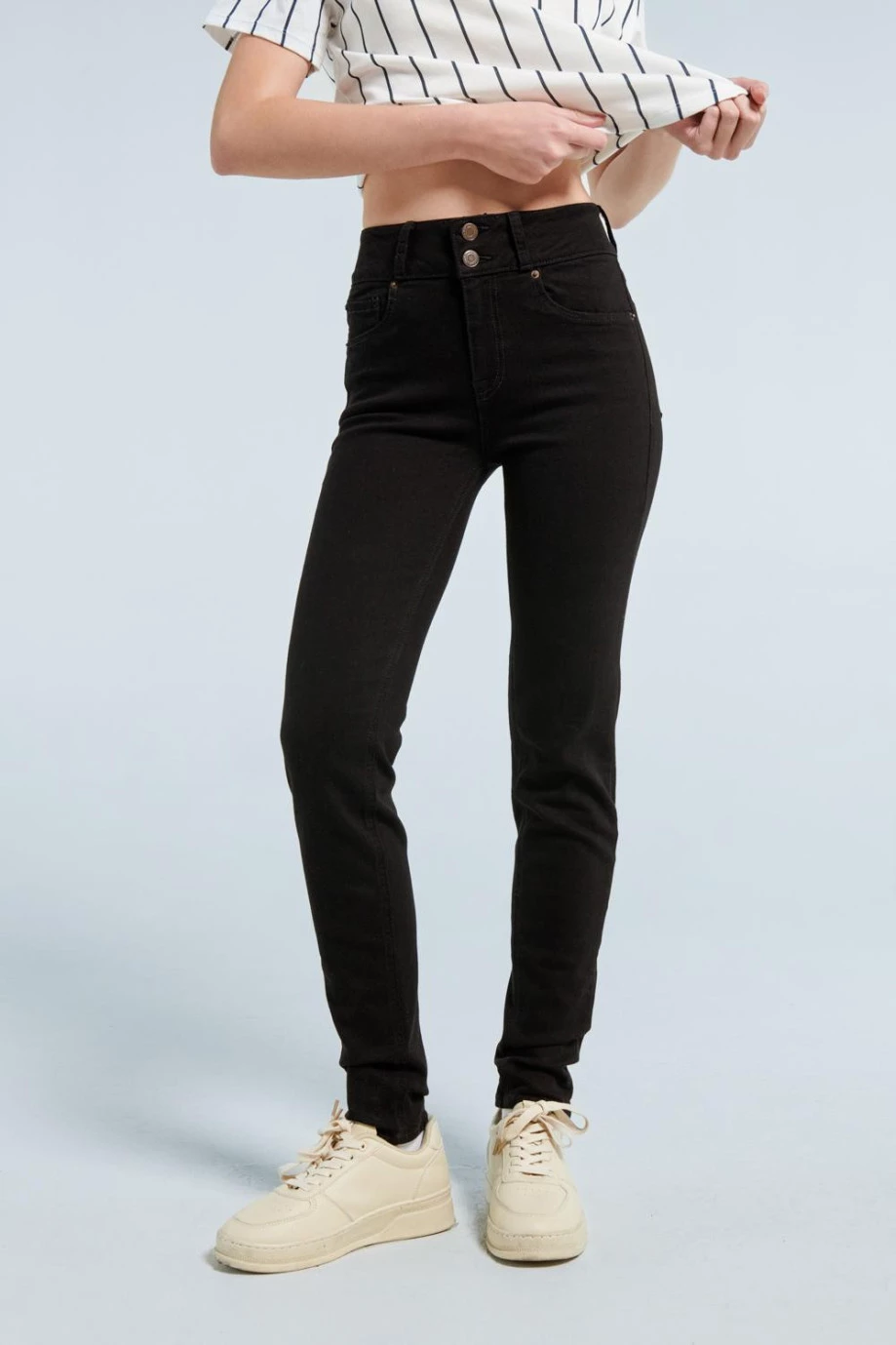 Jean negro con efecto push up, tiro alto y cintura ancha