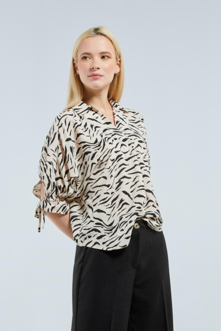 Blusa animal print con manga 3/4 kaki y cuello camisero