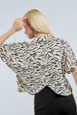 Blusa animal print con manga 3/4 kaki y cuello camisero