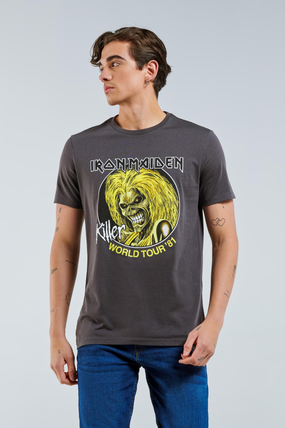 Camiseta cuello redondo gris con diseño de Iron Maiden