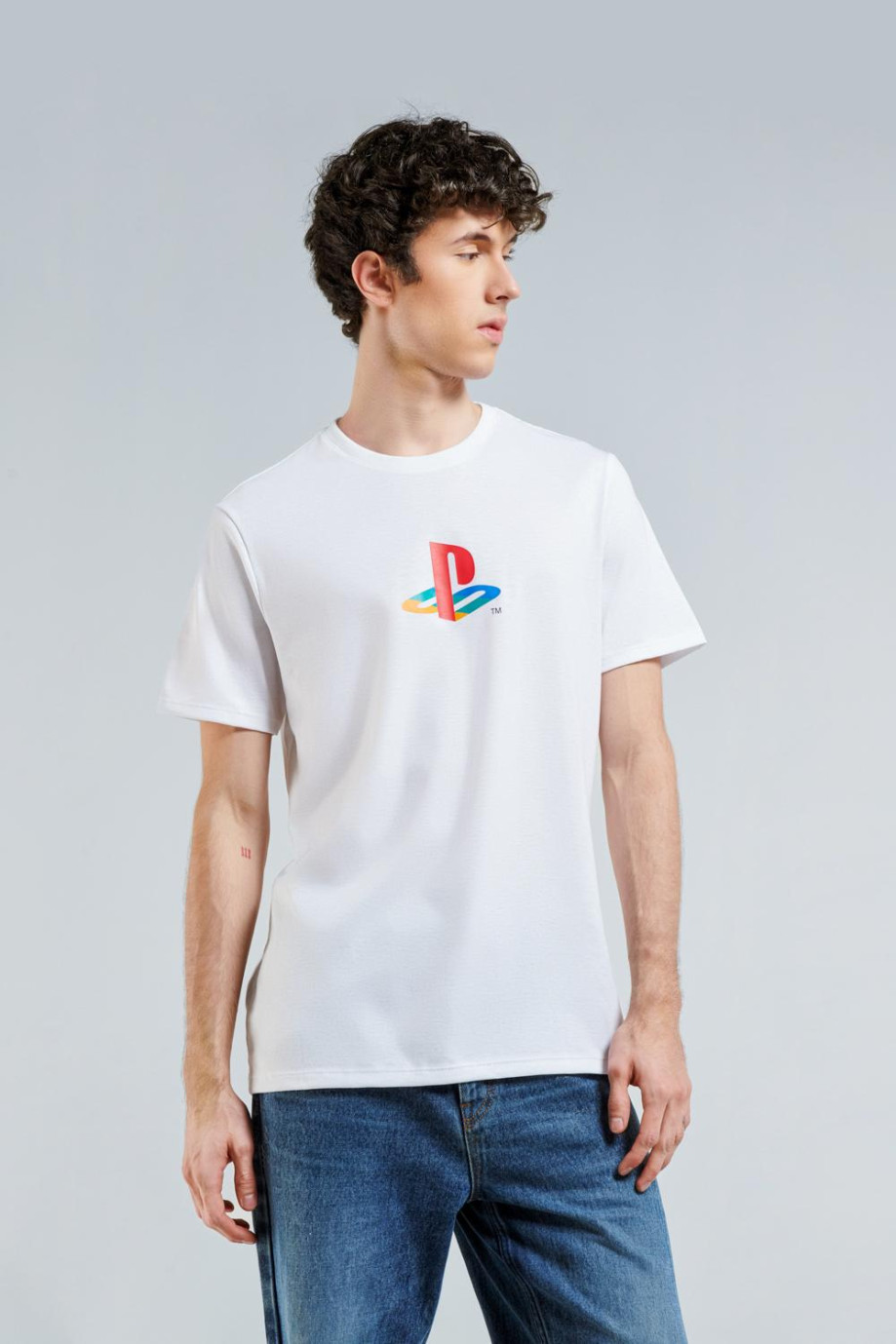 Camiseta unicolor con diseño de PlayStation en frente y manga corta