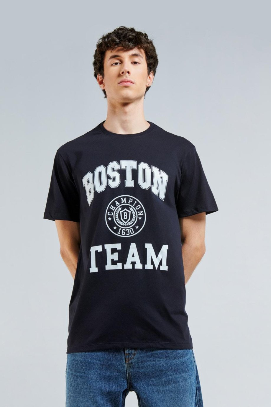 Camiseta unicolor con arte college de Boston y manga corta