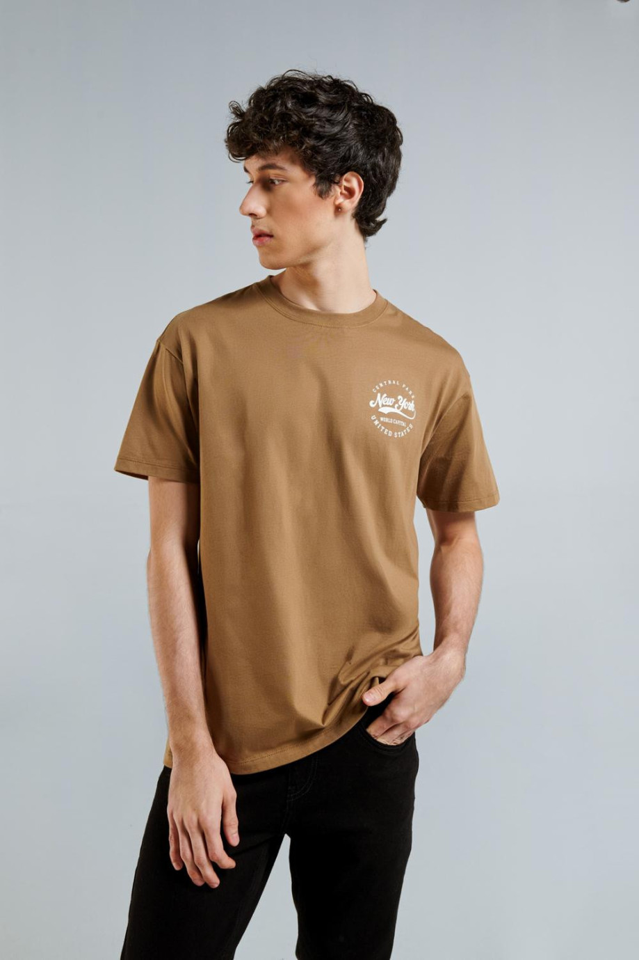 Camiseta café clara con manga corta y diseño college
