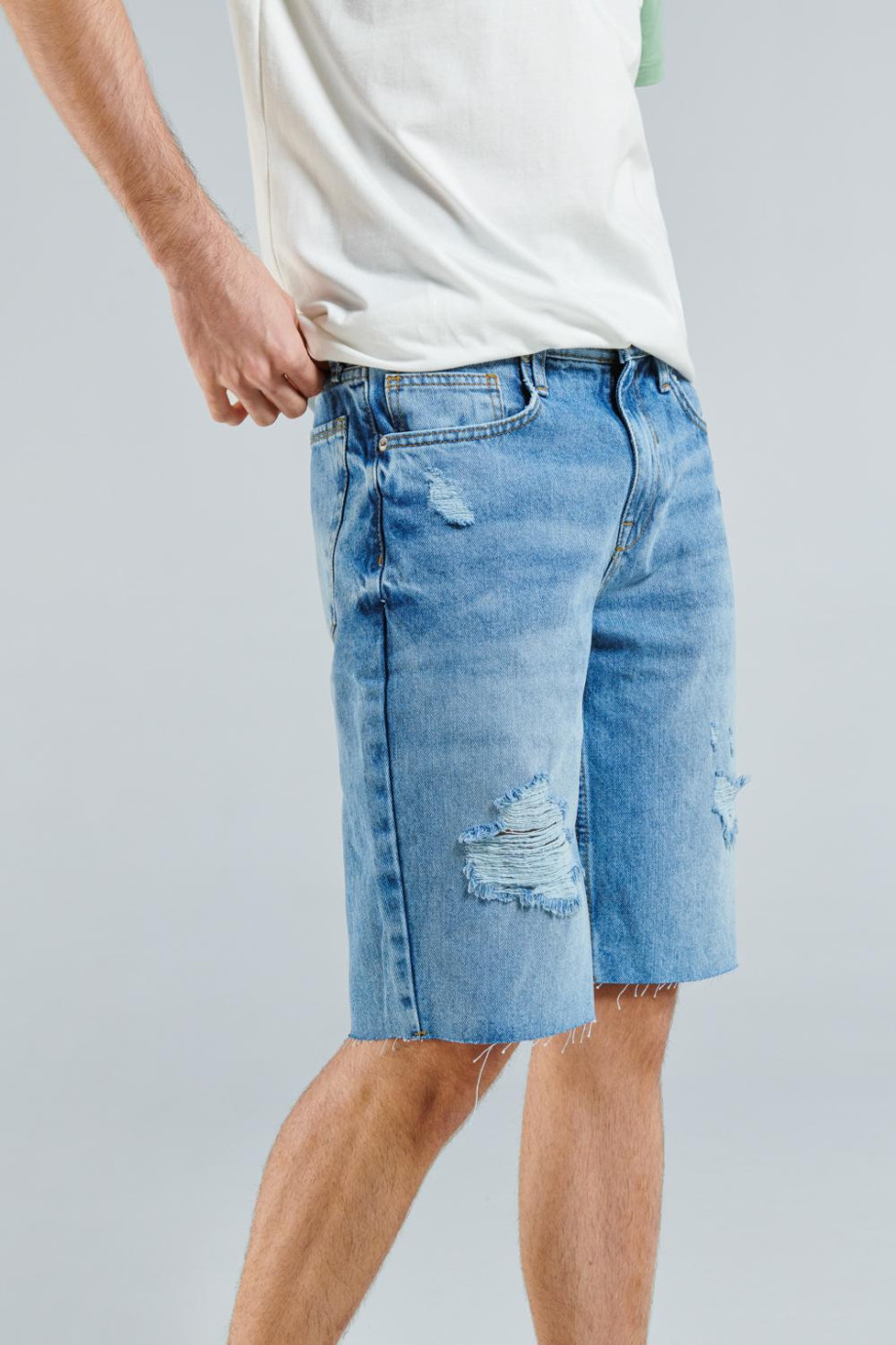 Bermuda azul clara slim en jean con rotos delanteros y tiro bajo