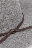 Sombrero fedora gris oscuro con ala plana y cinta decorativa