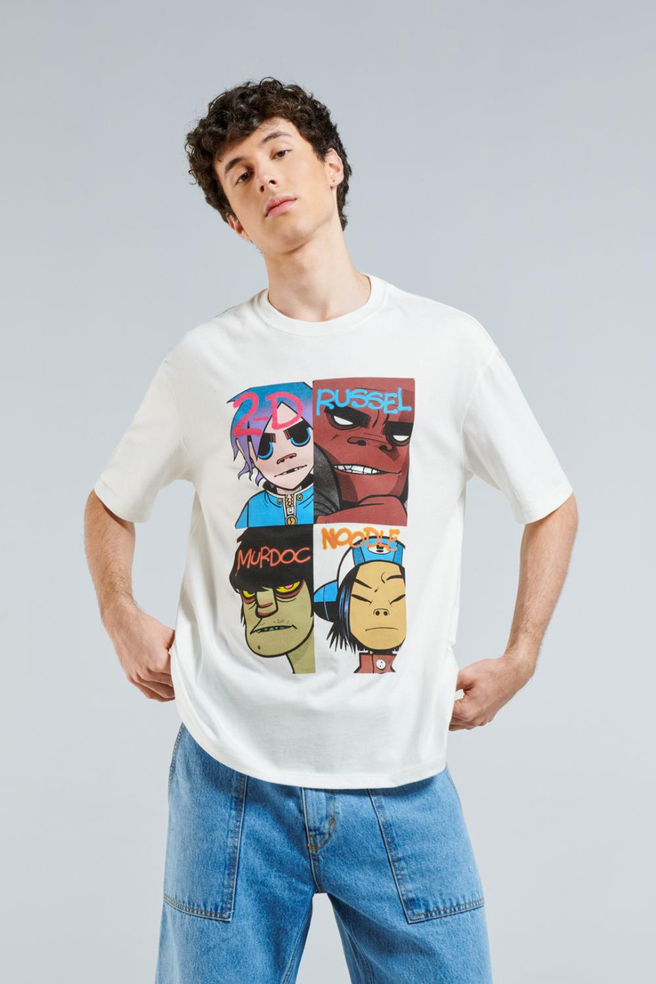 Camiseta crema clara con cuello redondo y diseño de Gorillaz en frente