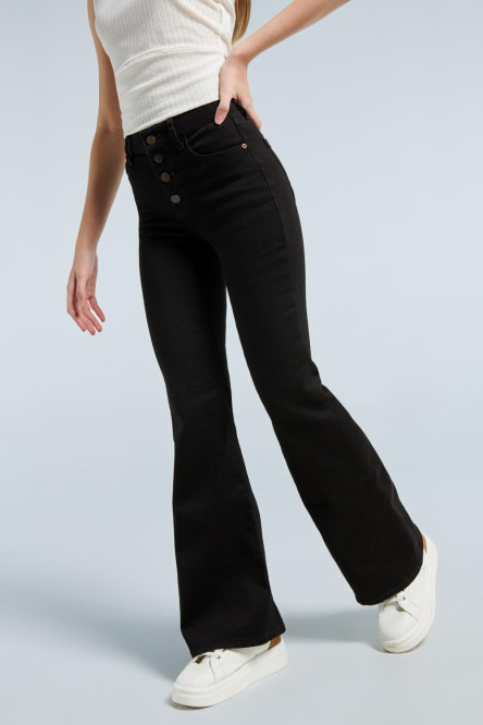 Jean flare negro con botones, bota ancha y tiro alto