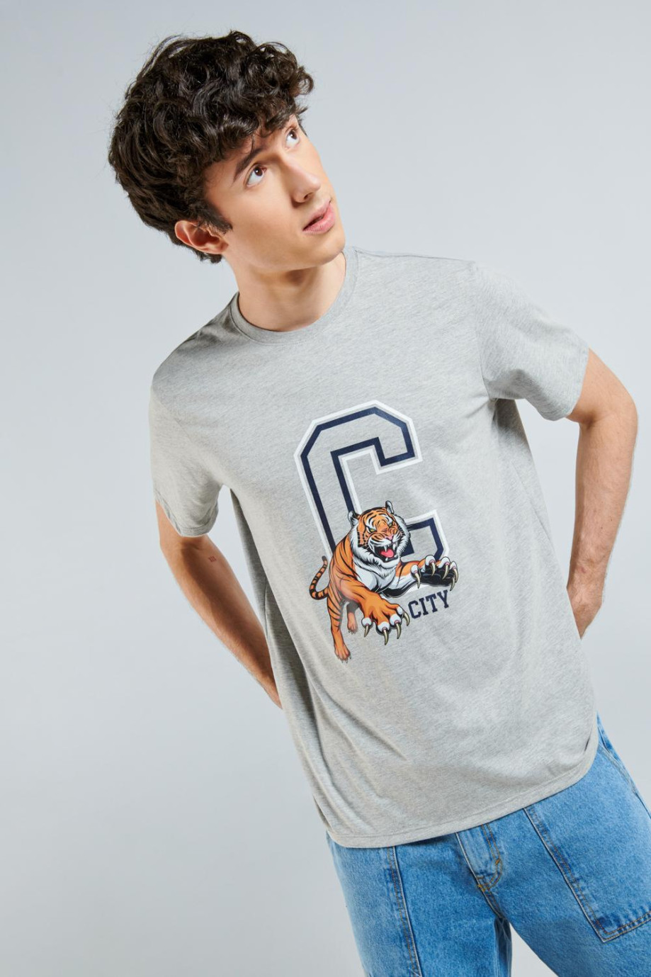 Camiseta unicolor con diseño college en frente y cuello redondo