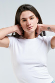 Camiseta unicolor con manga corta y cuello redondo con detalle