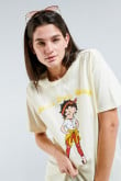 Camiseta crema con diseño de Betty Boop y cuello redondo