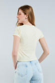 Camiseta unicolor con manga corta y cuello redondo con detalle