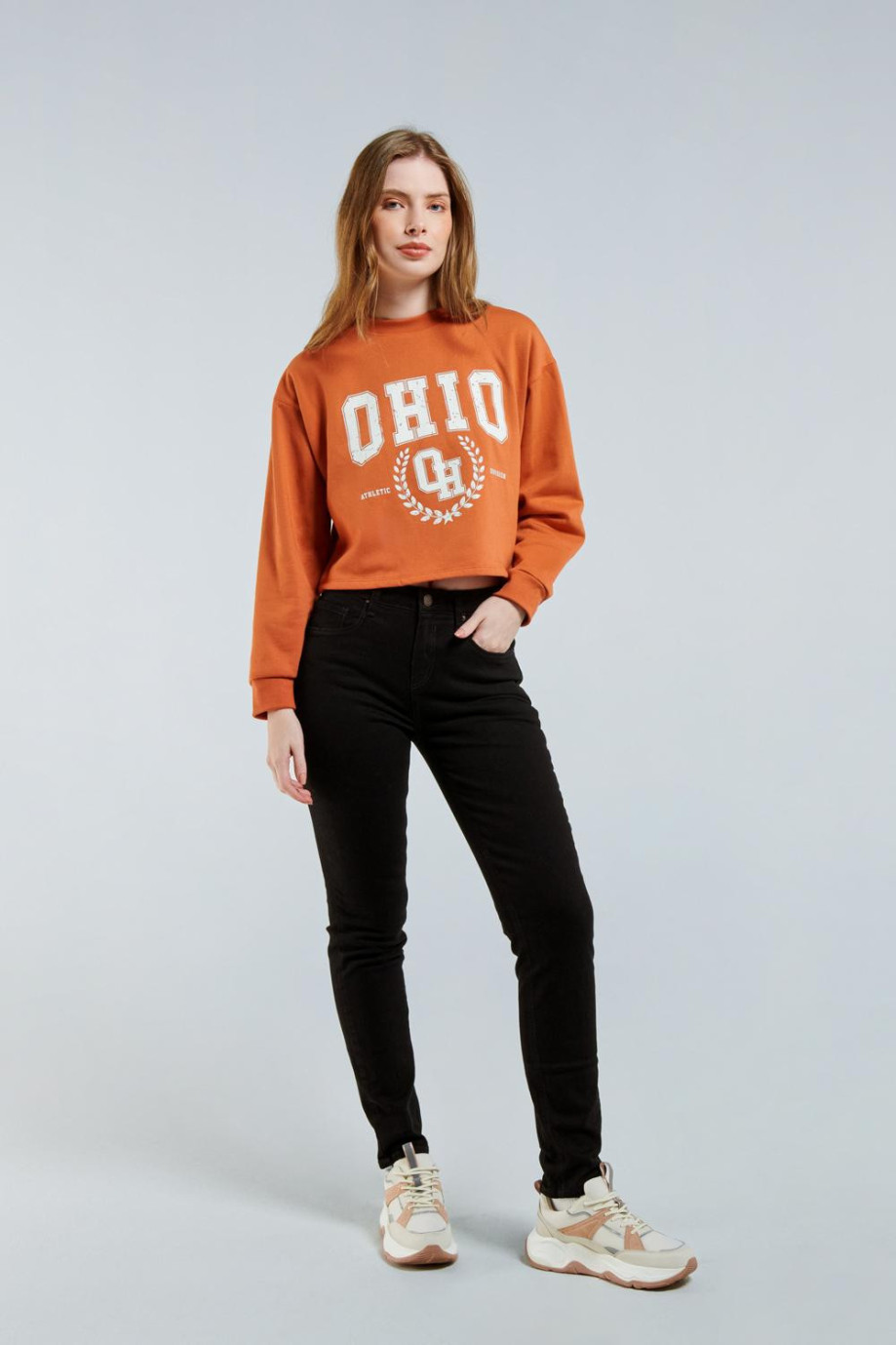 Buzo crop top naranja claro con diseño college de Ohio y cuello redondo