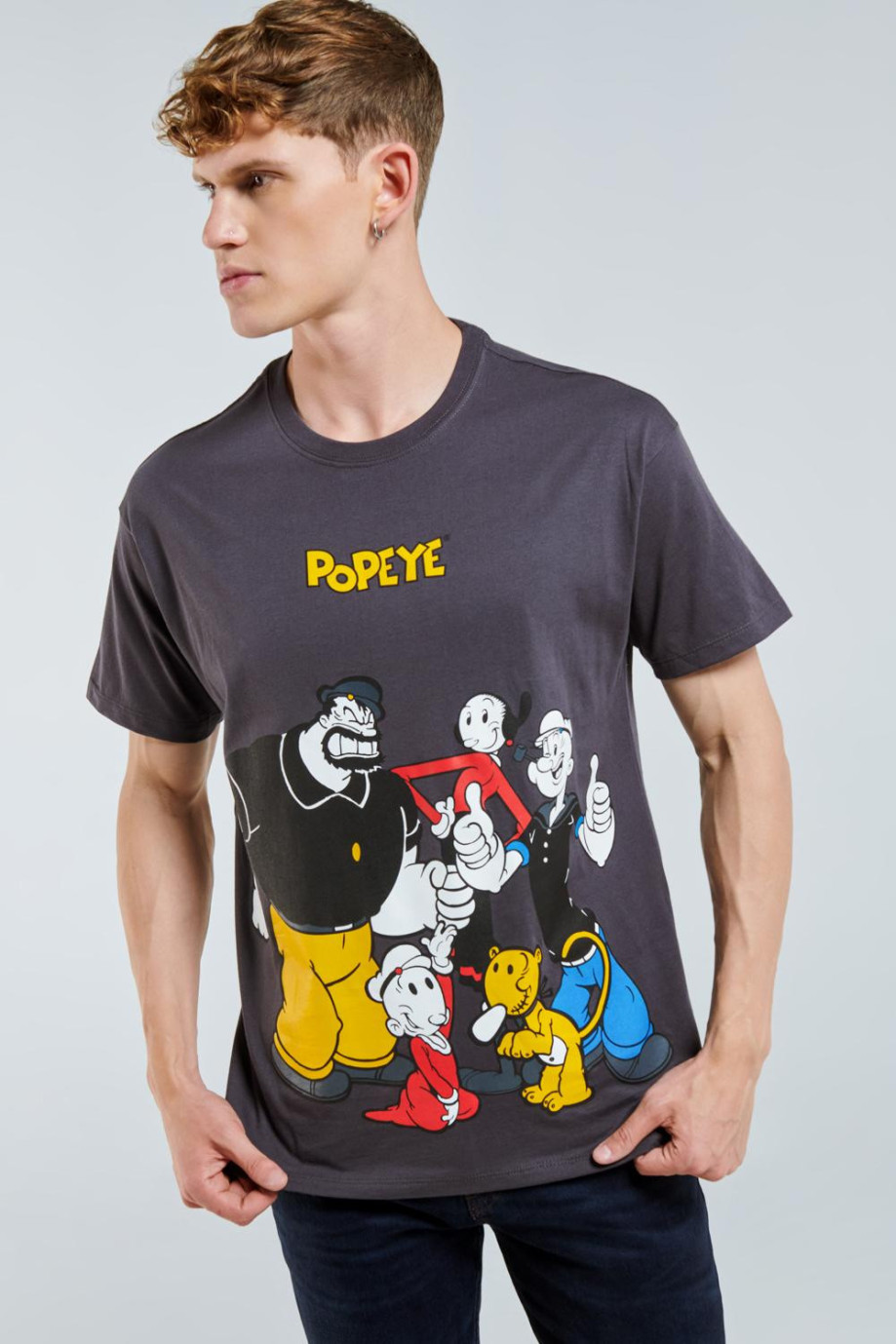 Camiseta gris intensa con manga corta y diseño de Popeye