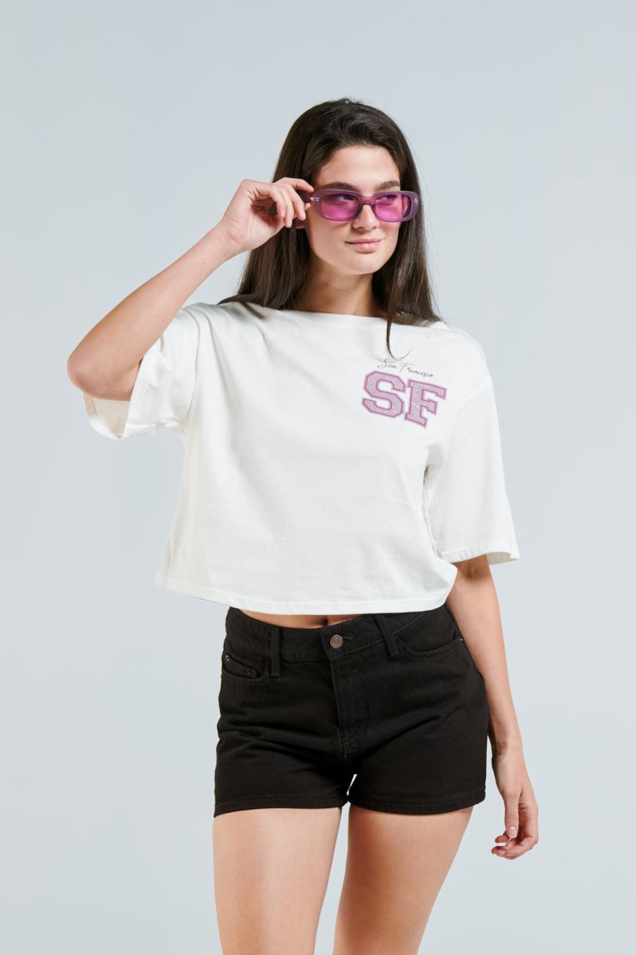 Camiseta oversize crop top crema clara con diseño college