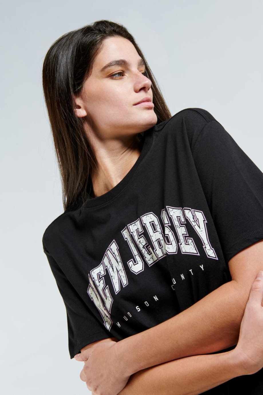 Camiseta en algodón oversize negra con manga corta y diseño college