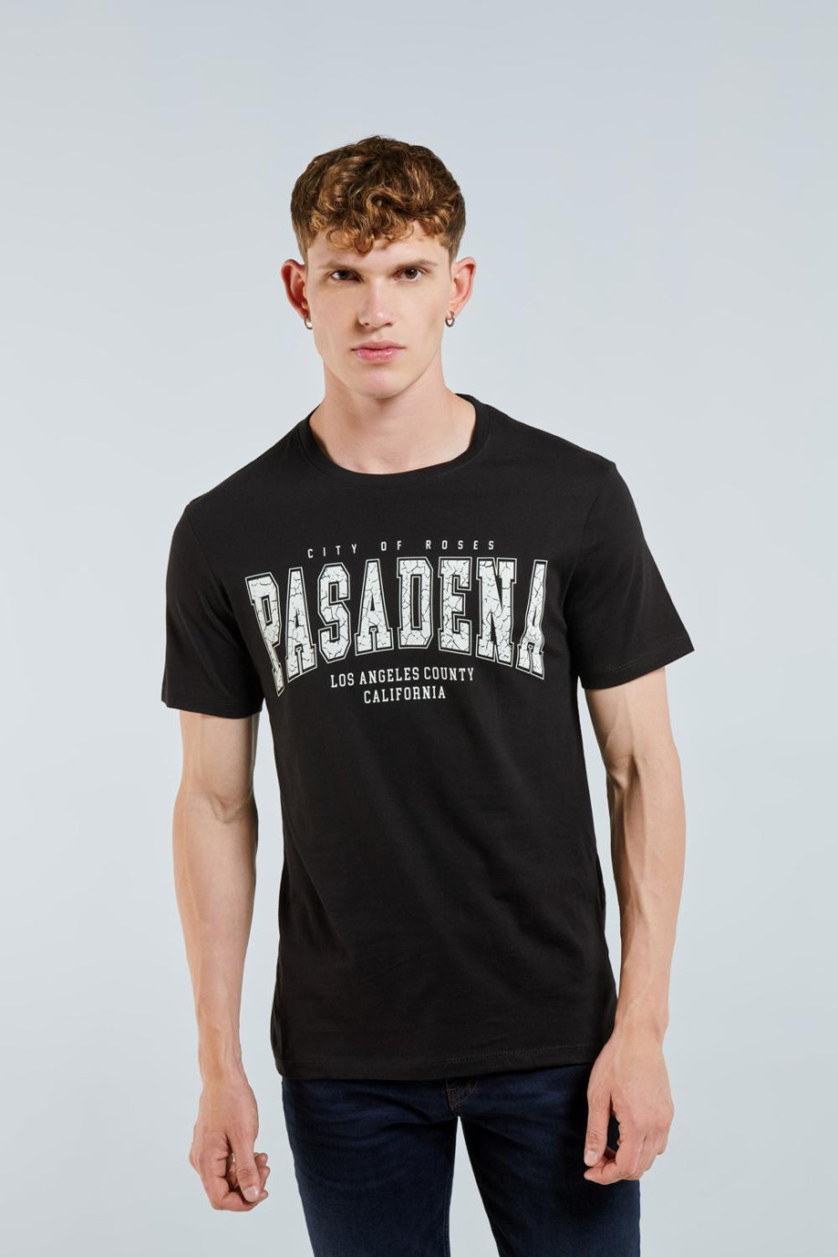Camiseta negra cuello redondo con texto college de Pasadena