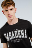 Camiseta negra cuello redondo con texto college de Pasadena