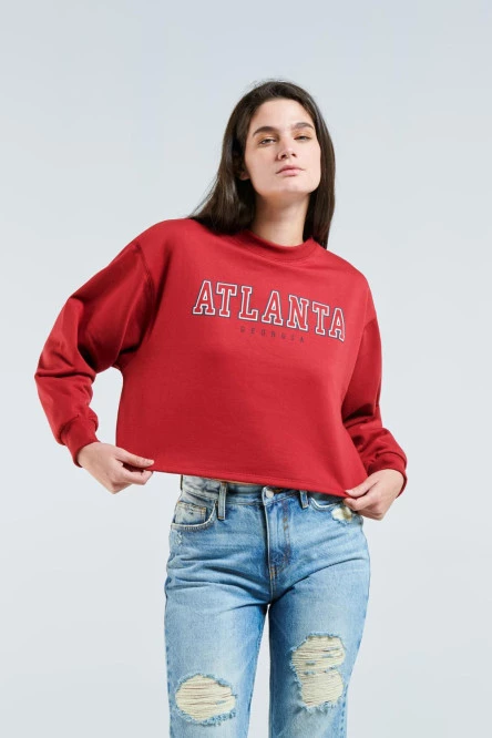 Buzo crop top rojo intenso con diseño college de Atlanta