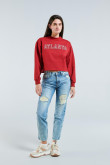 Buzo crop top rojo intenso con diseño college de Atlanta