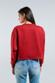 Buzo cuello redondo crop top rojo intenso con diseño college de Atlanta