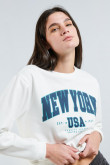 Buzo crema claro con cuello redondo y diseño college de New York