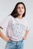 Camiseta lila clara con cuello redondo y diseño college