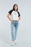 Camiseta crema clara con manga ranglan corta y diseño de Dumbo