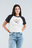 Camiseta crema clara con manga ranglan corta y diseño de Dumbo