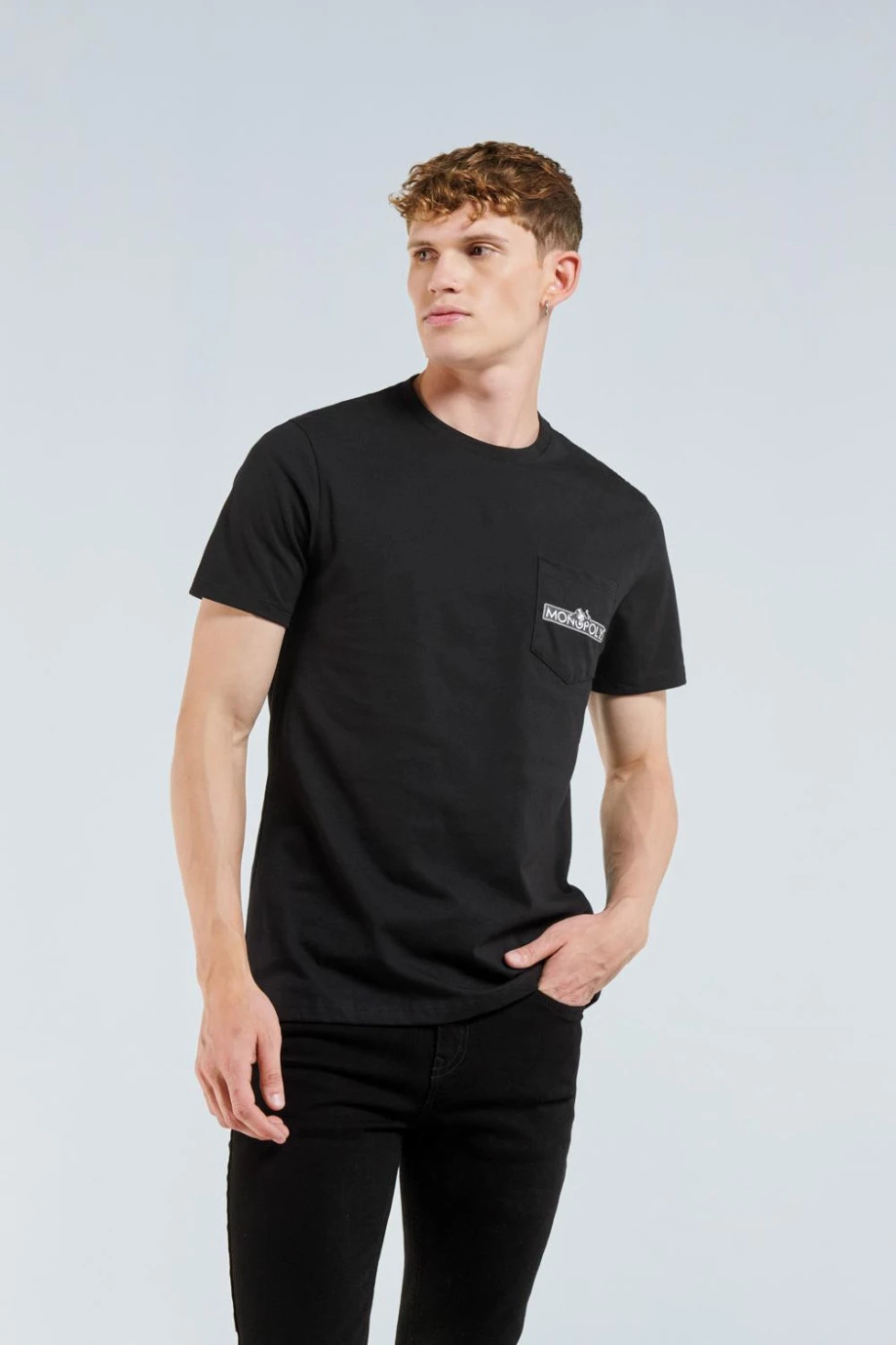 Camiseta negra con bolsillo y diseño de Monopolio