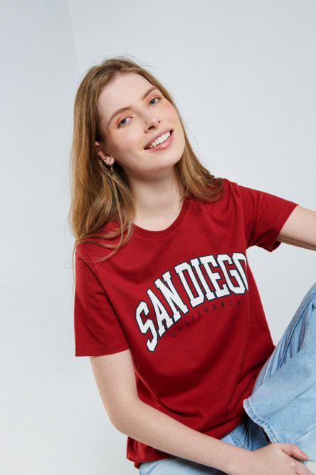 Camiseta para mujer manga corta estampada en frente estilo college cuello redondo