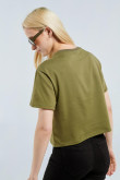 Camiseta verde oscura con diseño college blanco y cuello redondo