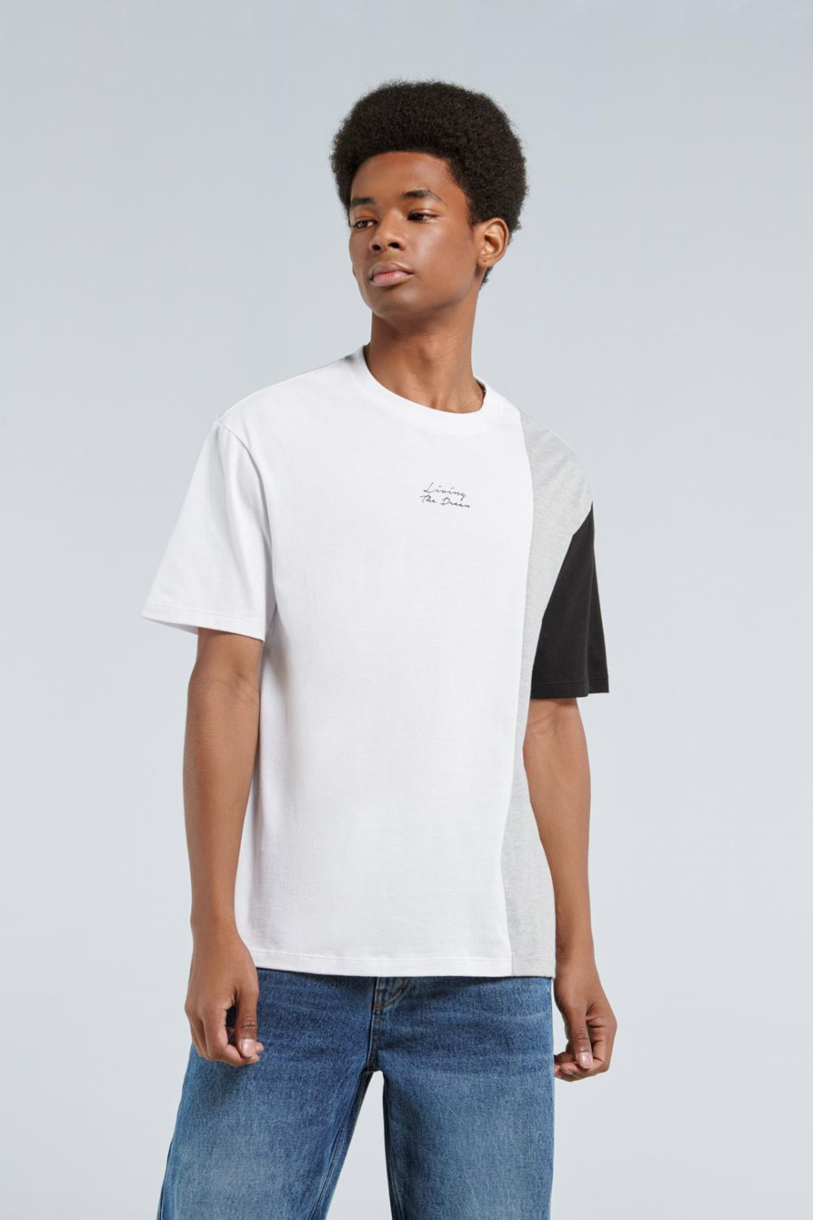 Camiseta oversize blanca con cortes y texto minimalista