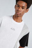 Camiseta blanca con cortes de color y texto minimalista