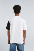 Camiseta blanca con cortes de color y texto minimalista