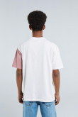 Camiseta blanca con manga corta, texto y cortes de color