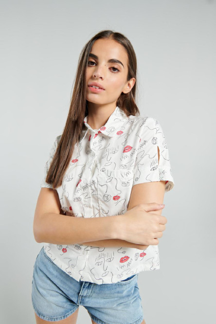 Blusa unicolor con cuello camisero y diseños de labios