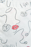 Blusa unicolor con cuello camisero y diseños de labios