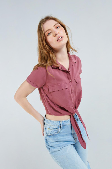 Blusa unicolor con anudado en frente, cuello camisero y manga corta