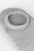 Medias grises claras invisibles con texturas en el empeine
