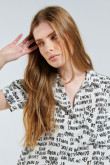 Blusa crop crema clara con diseños de letras y manga corta