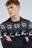 Suéter azul con cuello redondo y diseños navideños blancos