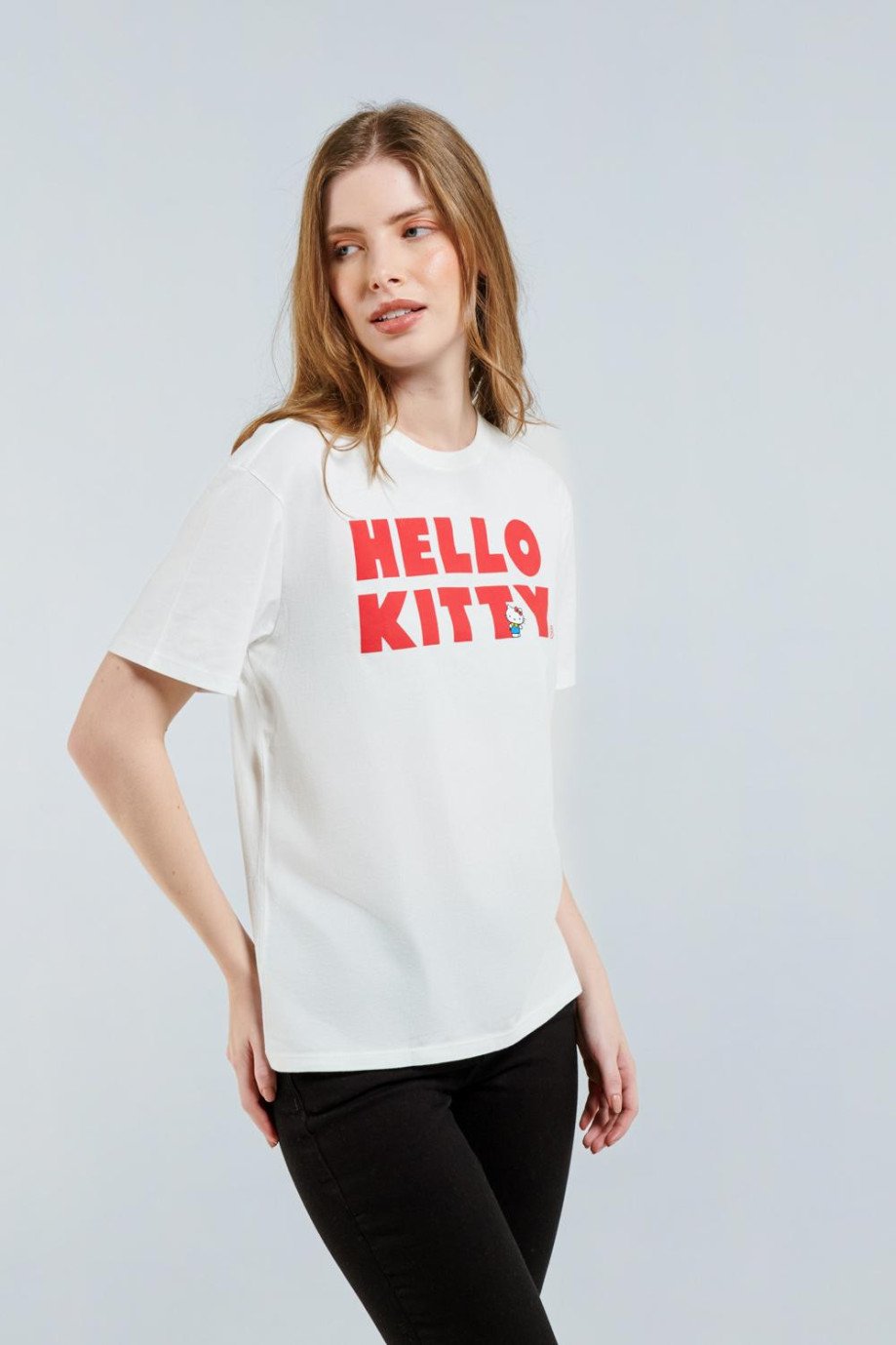 Camiseta cuello redondo crema clara con diseño de Hello Kitty en frente
