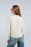 Blusa unicolor manga larga con doble bolsillo y cuello camisero