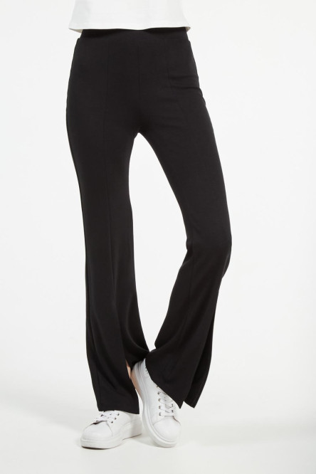 Pantalon moda, flare con abertura en bota, tiro alto.