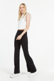 Pantalon moda, flare con abertura en bota, tiro alto.