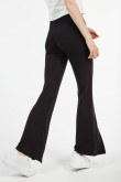 Pantalon moda, flare con abertura en bota, tiro alto.